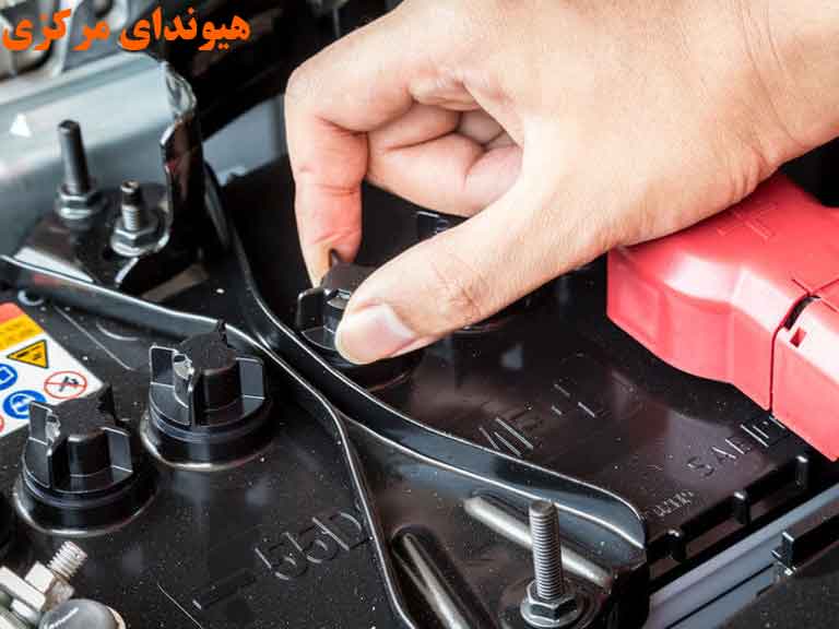 اتصالات باتری ماشین شما شل یا خورده شده است.